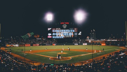 mk体育平台-综合格斗巨星李龙卫冕成功 激战五回合击败挑战者张虎