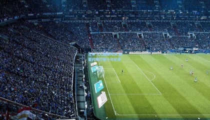 mk体育注册登录-百米飞人巅峰对决 新星闪耀打破十年纪录